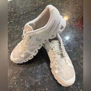 On cloud Running Cloud Running Sneakers in Off-White